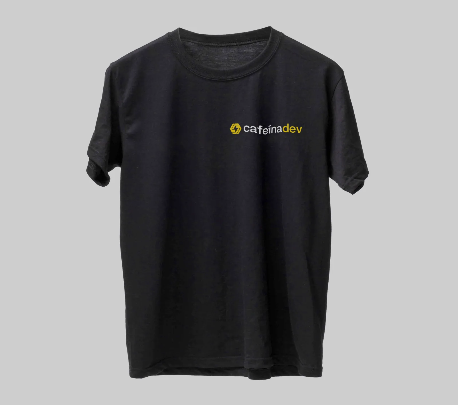 Camiseta preta com a marca Cafeína Dev estampada no peito.