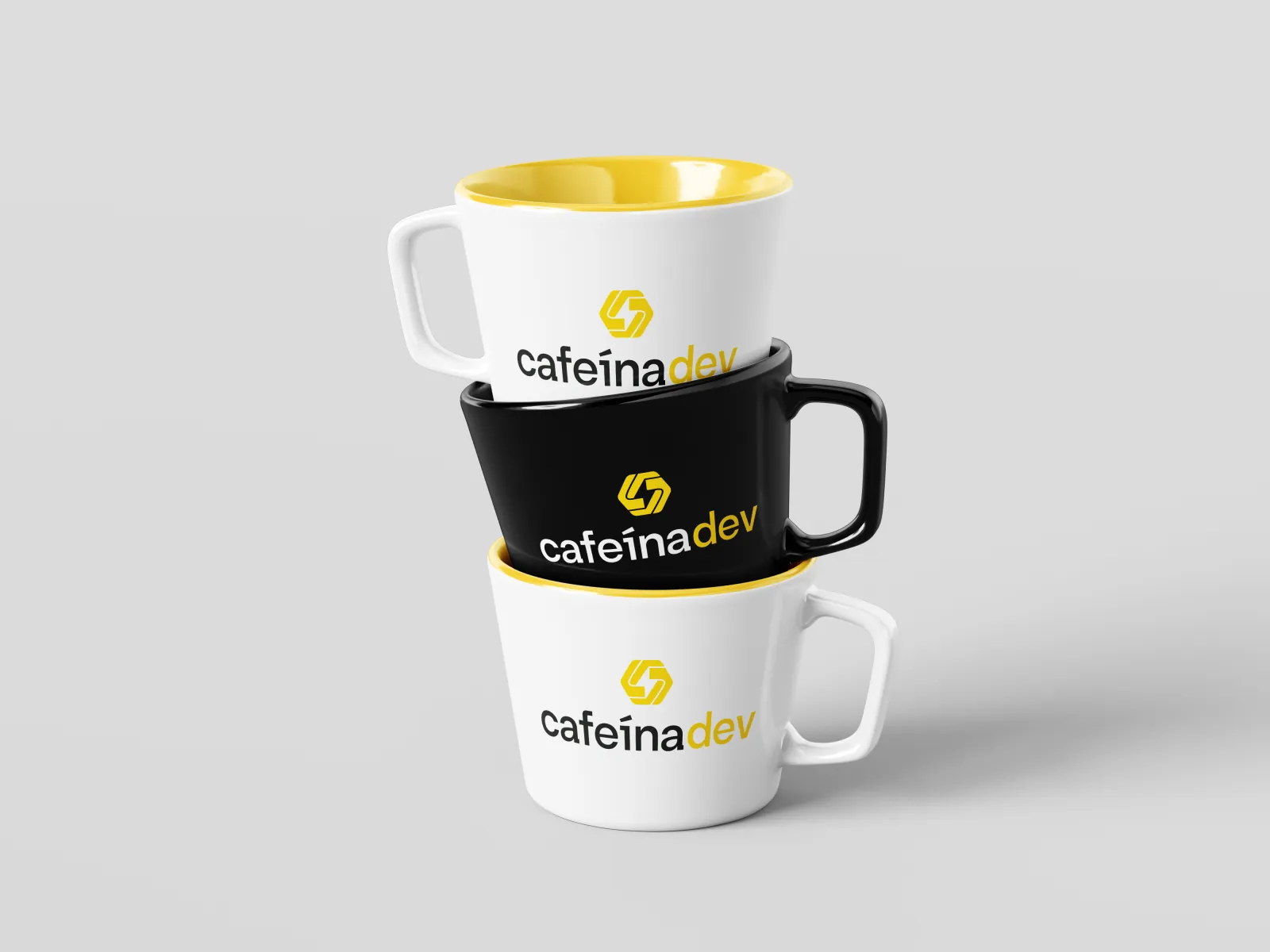 Caneca preta com a marca Cafeína Dev estampada em amarelo.