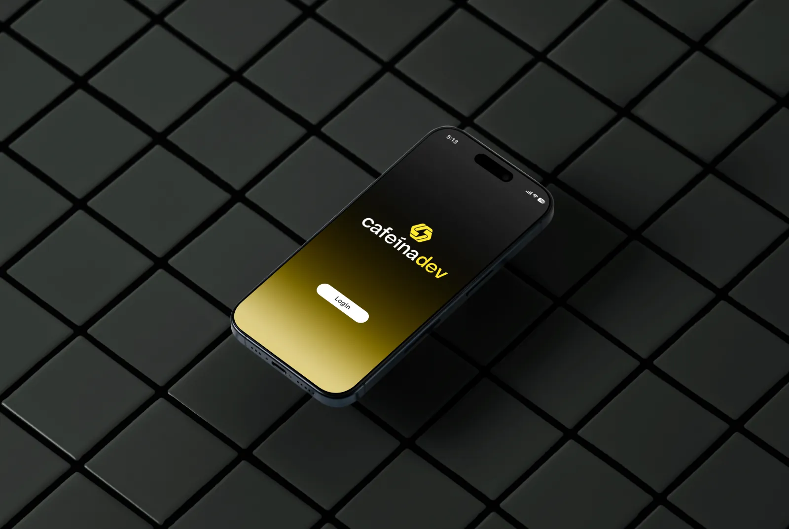 Marca Cafeína Dev aplicada em mockup de iPhone exibindo a landing page.