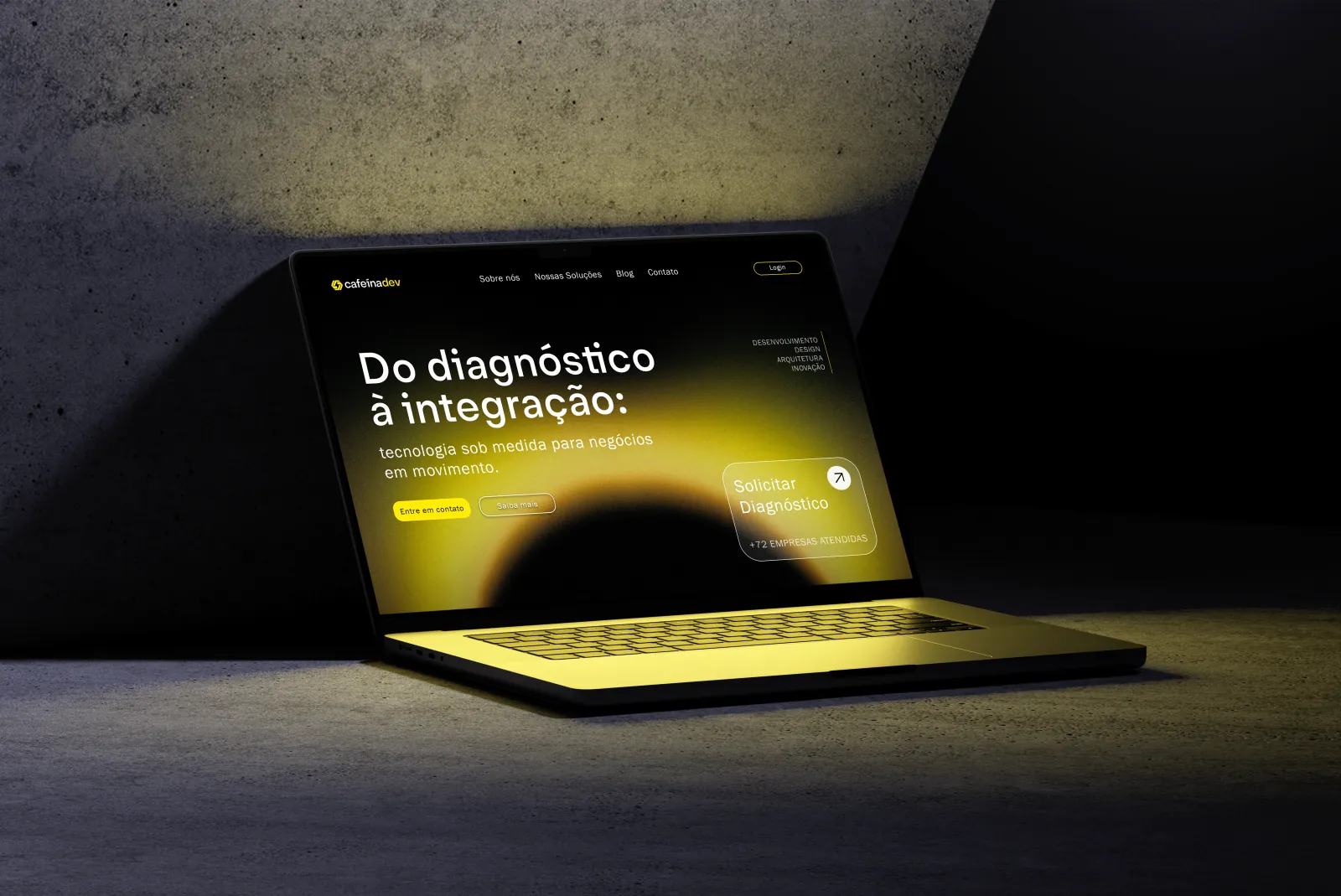 MacBook Pro exibindo a landing page da Cafeína Dev.