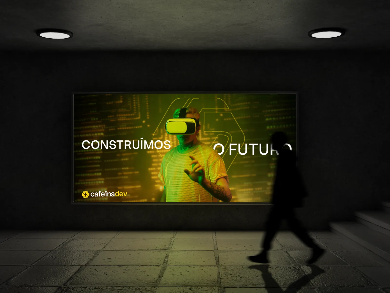 Marca Cafeína Dev aplicada em interface de TV.